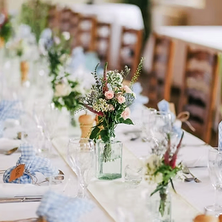 Bild enthält, Flower, Flower Arrangement, Plant, Indoors, Furniture, Table, Tabletop, Hall, Fun, Banquet