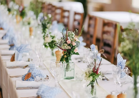 Bild enthält, Flower, Flower Arrangement, Plant, Indoors, Furniture, Table, Tabletop, Hall, Fun, Banquet