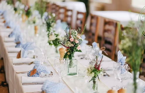 Bild enthält, Flower, Flower Arrangement, Plant, Indoors, Furniture, Table, Tabletop, Hall, Fun, Banquet