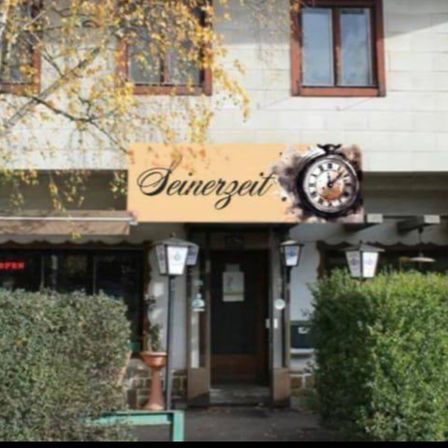 Bild enthält, Building, Hotel, Inn, City, Potted Plant, Restaurant, Cafe, Wristwatch, Monastery, Urban