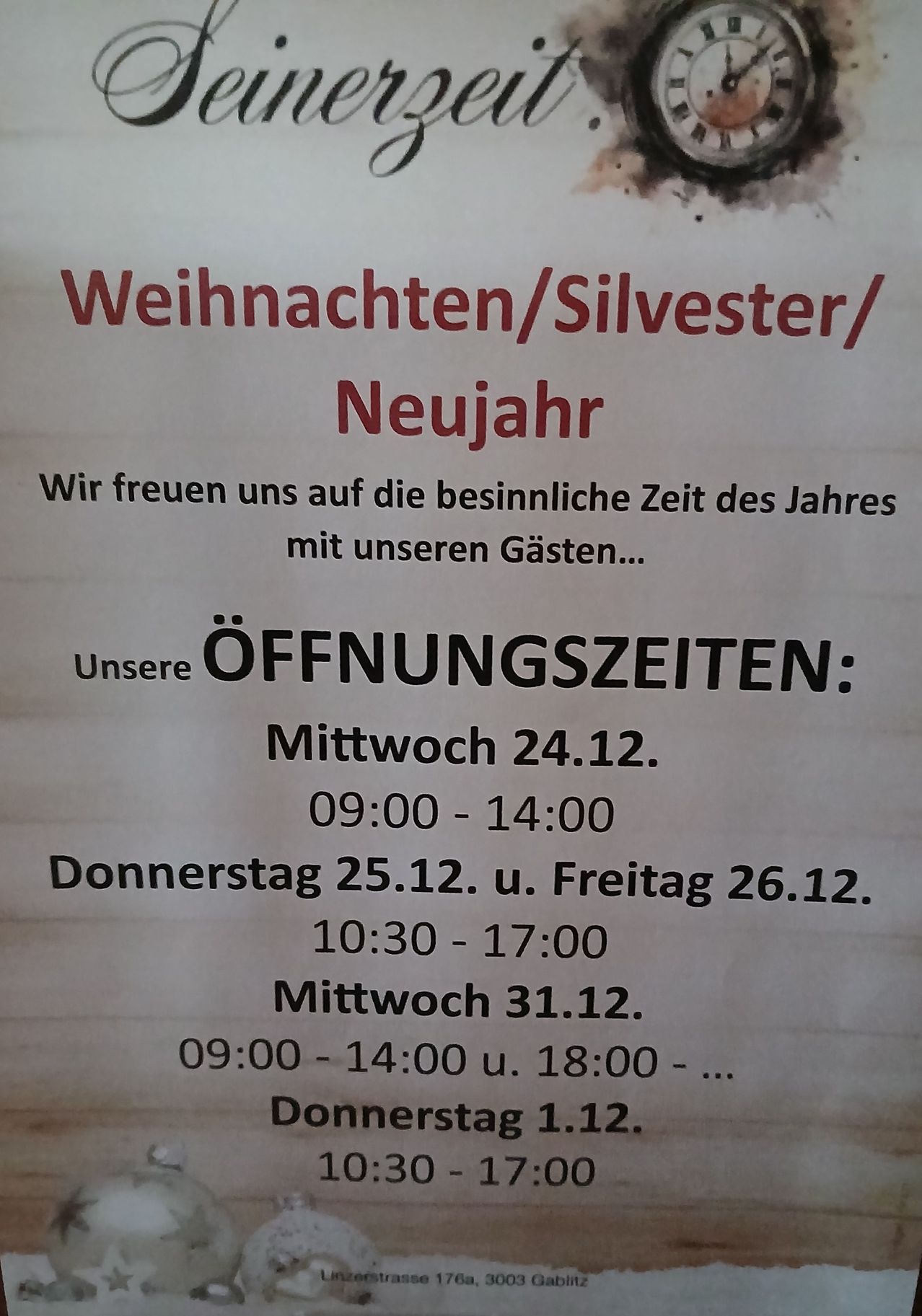 Das Bild zeigt eine Anzeige mit Öffnungszeiten für Weihnachten, Silvester und Neujahr. Am Mittwoch, den 24. Dezember, ist es von 9:00 bis 14:00 Uhr geöffnet. Am Donnerstag, den 25. Dezember, und Freitag, den 26. Dezember, ist es von 10:30 bis 17:00 Uhr geöffnet.