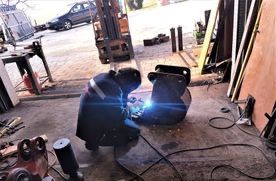 Bild enthält, Metalworking, Person, Welding, Car, Transportation, Vehicle