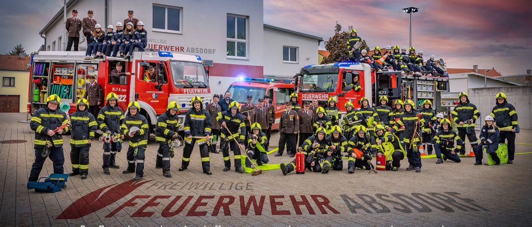Ein Plakat für das Fest bei Fam. Dam Absbergstraße 6, 3462 Absdorf vom 23. bis 25. Mai. Veranstaltungen umfassen Live-Musik, Kinderdisco und Bierausschank. Feuerwehrleute posieren mit ihren Feuerwehrwagen.