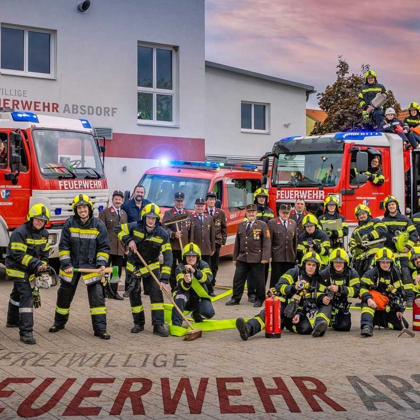 Bild enthält, People, Person, Fire Station, Fire Truck, Truck, Vehicle