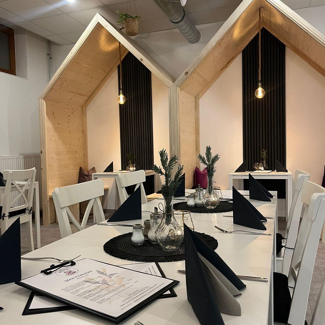 Bild enthält, Indoors, Cutlery, Fork, Text, Furniture, Architecture, Building, Foyer