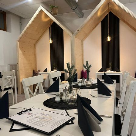 Bild enthält, Indoors, Cutlery, Fork, Text, Furniture, Architecture, Building, Foyer