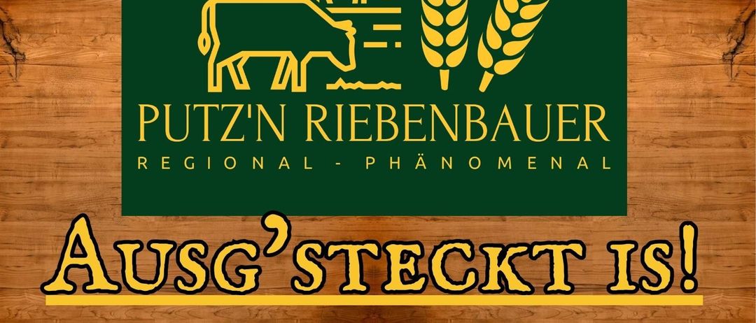 Ankündigung für Putz'n Riebenbauer auf einem hölzernen Hintergrund. Geöffnet von 15. August bis 31. August 2025. Öffnungszeiten sind Montag bis Freitag ab 15 Uhr, Samstag und Sonntag ab 12 Uhr. Adresse ist Wiesenhof 17, 8243 Pinggau. Telefonnummer für Reservierungen ist 03339/22373. Sie freuen sich auf Sie!