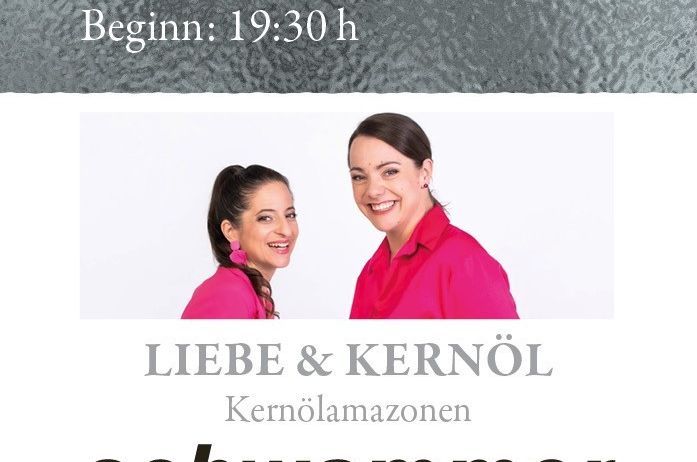 Veranstaltungsplakat mit zwei lächelnden Frauen in Pink, betitelt 'Liebe & Kernöl'. Datum: Sa, 15. Nov. 2025. Eintritt: 30 €, Beginn: 19:30 Uhr. Ort: schwammer Kultur im Wirtshaus.
