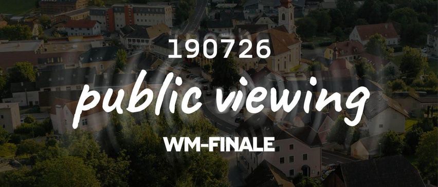 Public Viewing WM-Finale 190726 vor einer Stadtkulisse mit Kirchturm