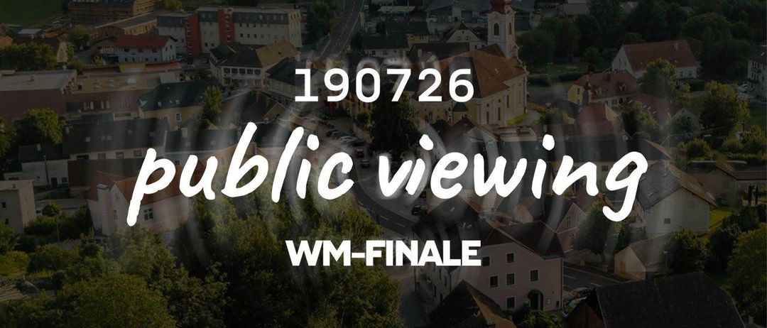 Luftaufnahme einer Stadt mit Gebäuden und Bäumen, mit dem Text '190726 öffentliches Viewing WM-FINALE' und 'VAZ PINGGAU bleiben Sie dran!' in weiß.