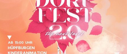 Plakat für Dorf Fest 2.0 mit rosa Blattdesign, Veranstaltungsdetails und Bus-Symbol. Datum: August 2026. Zeiten: 15:00 Uhr, 16:00 Uhr, 20:00 Uhr. Aktivitäten: Kinderanimation, Bar und Musik.