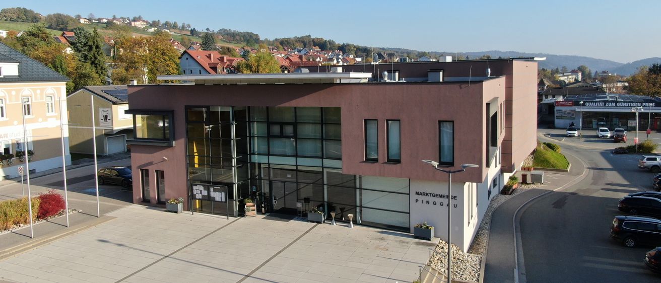 Bild enthält, Building, Road, City, Neighborhood, Office Building, Car, Urban, Street, Housing, Wheel