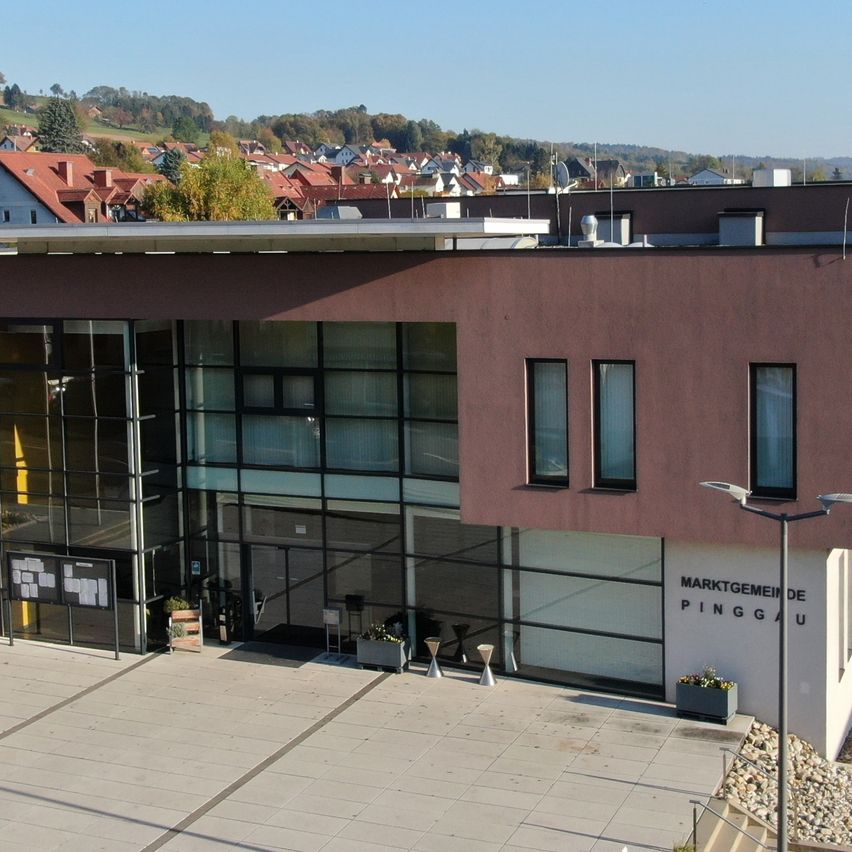 Bild enthält, Building, Road, City, Neighborhood, Office Building, Car, Urban, Street, Housing, Wheel