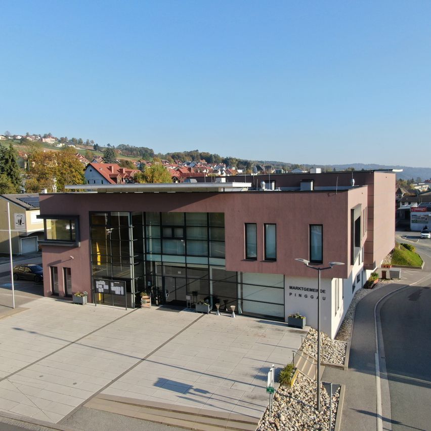 Bild enthält, Building, Road, City, Neighborhood, Office Building, Car, Urban, Street, Housing, Wheel