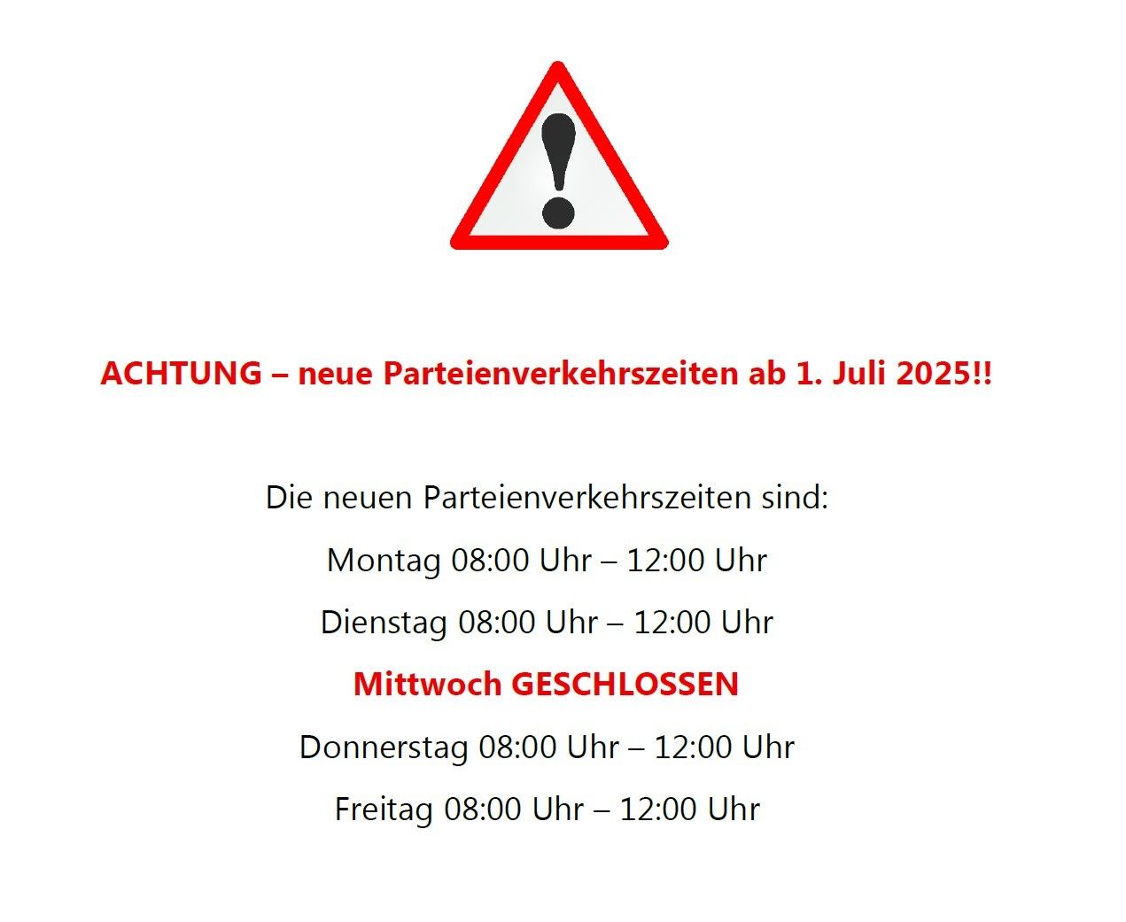 Ein rotes und weißes Dreieck mit Ausrufezeichen warnt vor neuen Parteiverkehrszeiten ab dem 1. Juli 2025. Die neuen Zeiten sind von 08:00 bis 12:00 Uhr von Montag bis Freitag, wobei der Mittwoch geschlossen ist.