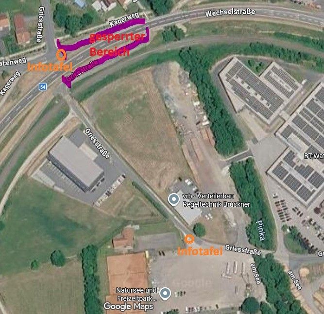 Eine Luftaufnahme einer Solaranlage mit einer Straße und Gebäuden in der Nähe. Das Gebiet ist von Bäumen und Gras umgeben. Das Bild enthält eine Karte mit der Bezeichnung Infotafel und ein Gebäude mit dem Text Gießstraße.