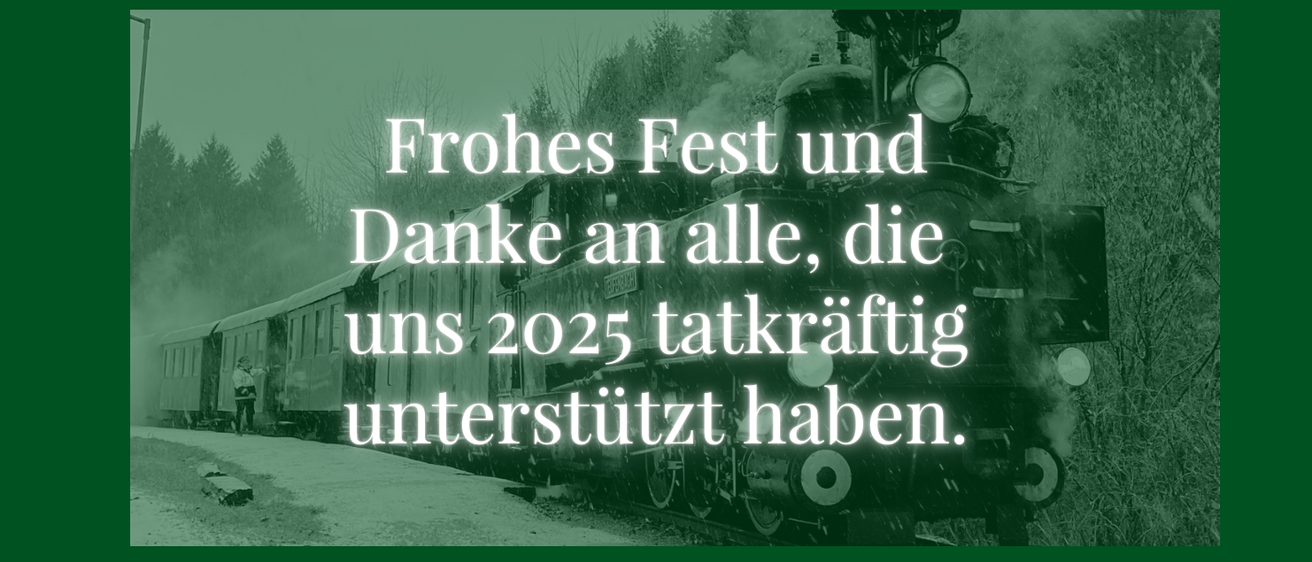 Ein Schwarz-Weiß-Bild zeigt einen Dampfzug auf einer Bahnstrecke mit dem Text 'Frohe Weihnachten 2025'. Der Zug hat Rauch, der aus ihm kommt, und ist von Bäumen umgeben. Der Text lautet 'Frohes Fest und Dank an alle, die uns 2025 tatkräftig unterstützt haben'. Der untere Text lautet 'Zug um Zug Oststeiermark'.