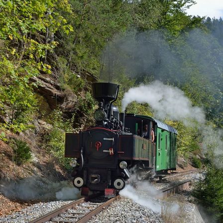 Bild enthält, Locomotive, Railway, Train, Transportation, Vehicle, Person, Engine, Machine, Motor, Gravel
