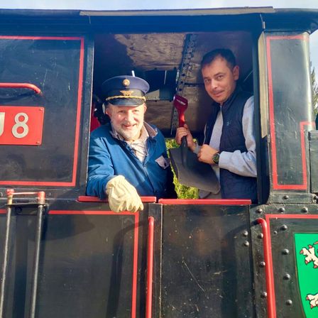 Bild enthält, Clothing, Glove, Person, Worker, Device, Shovel, Tool, Head, Face