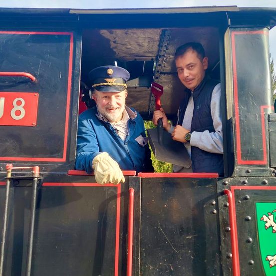 Bild enthält, Clothing, Glove, Person, Worker, Device, Shovel, Tool, Head, Face