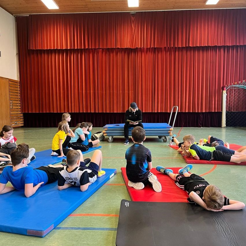 Bild enthält, Pilates, Working Out, Boy, Child, Male, Person, Clothing, Footwear, Shoe, Hat