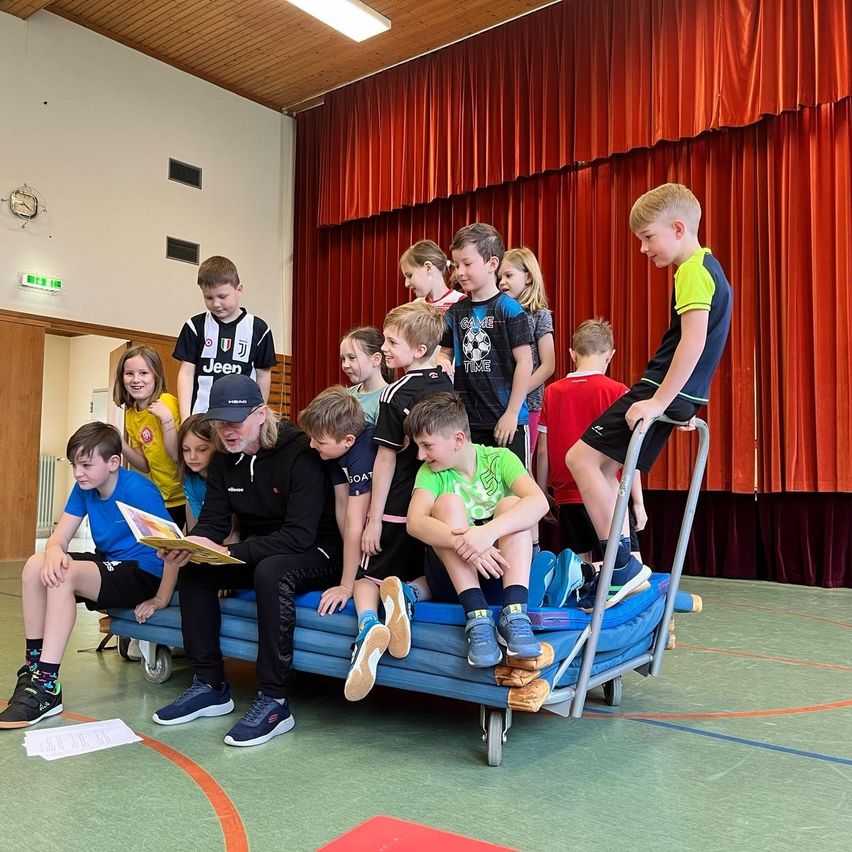 Bild enthält, Groupshot, Person, Boy, Child, Male, People, Adult, Man, Baseball Cap, Hat