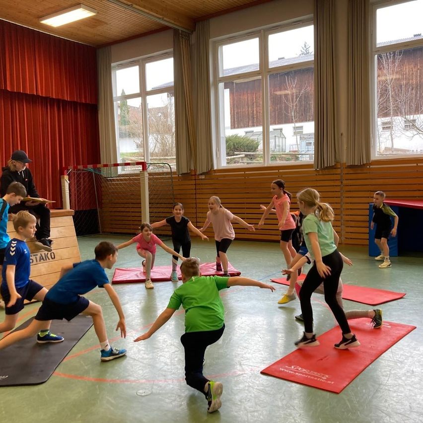 Bild enthält, Pilates, Boy, Child, Male, Person, Adult, Female, Woman, Girl, Volleyball Game