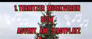 Ein Weihnachtsbaum ist mit roten Geschenkboxen auf einem Stadtplatz dekoriert. Es steht 'Beim Advent am Stadtplatz' und eine Willkommensbotschaft. Die Geschenkboxen sind prominent platziert. Die Zeit ist von 15 bis 20 Uhr.