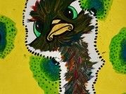 Eine bunte Malerei eines Straußes mit grünen Augen und einem gelben Schnabel vor einem leuchtend gelben Hintergrund mit grünen Punkten.