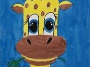 Ein fröhliches, gemalten Giraffe mit blauen Augen und braunen Flecken steht vor einem blauen Hintergrund und hält ein Blatt im Maul.