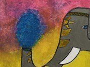 Die Illustration zeigt einen Elefanten mit einer blauen Pompon am Rüssel. Der Hintergrund ist ein Farbverlauf von Pink und Gelb.