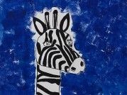Ein stilisierter Zebrakopf mit schwarzen und weißen Streifen steht vor einem blauen Hintergrund. Die Augen des Zebras sind rund, und sein Mähnen erscheint weiß.