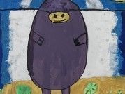 Eine karikaturenhafte Figur mit einem lila Körper und einem lächelnden Gesicht steht auf einem Feld mit einem blauen Himmel und Wolken im Hintergrund.