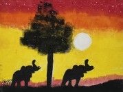 Ein Gemälde zeigt zwei Elefanten unter einem Sonnenuntergang mit einem großen Baum im Vordergrund. Der Himmel ist eine Mischung aus Gelb, Orange und Rot.