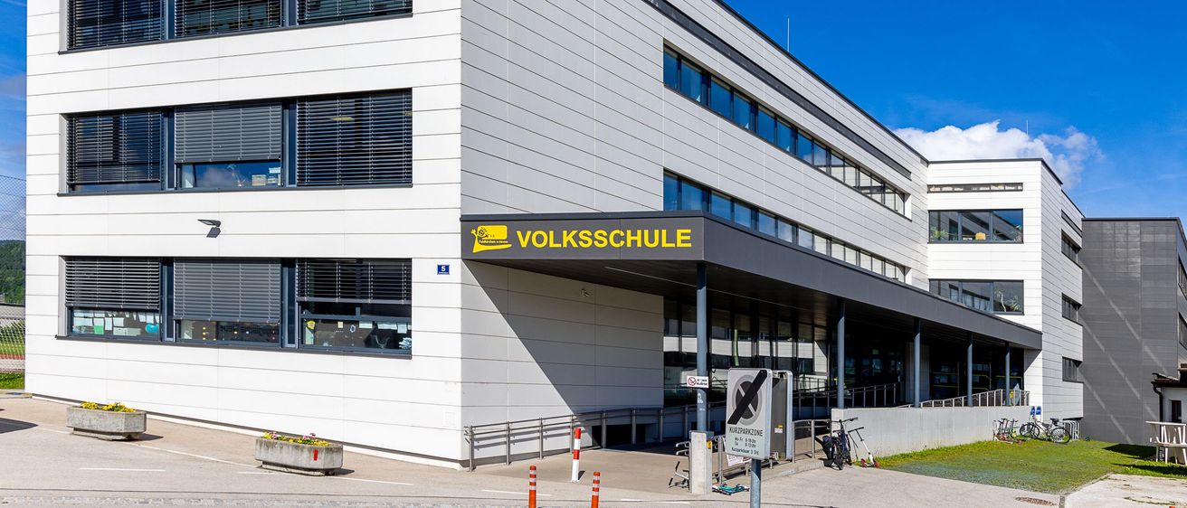 Bild enthält, Architecture, Building, Office Building, Hospital, Convention Center, Bicycle, Vehicle, City, Machine, Wheel