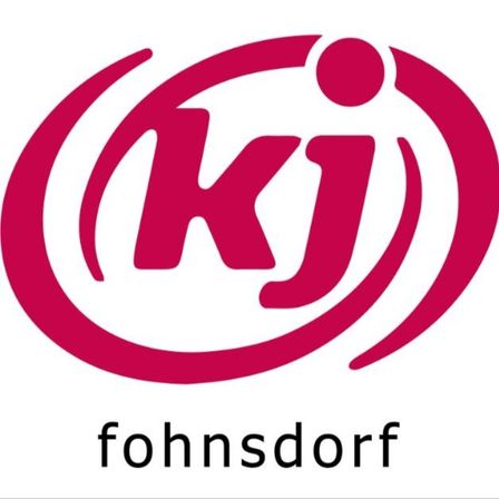 Das Logo für KJ Fohnsdorf zeigt einen stilisierten pinkfarbenen Buchstaben 'KJ' in einem kreisförmigen Design auf weißem Hintergrund. Darunter steht das Wort 'fohnsdorf' in fetter, serifenloser Schrift.