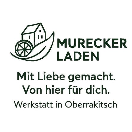 Logo für Murecker Laden, eine lokale Werkstatt in Oberraitsch, zeigt ein Haus mit einem Rad auf einem Blatt und betont Liebe und Sorgfalt in ihrer Handwerkskunst.