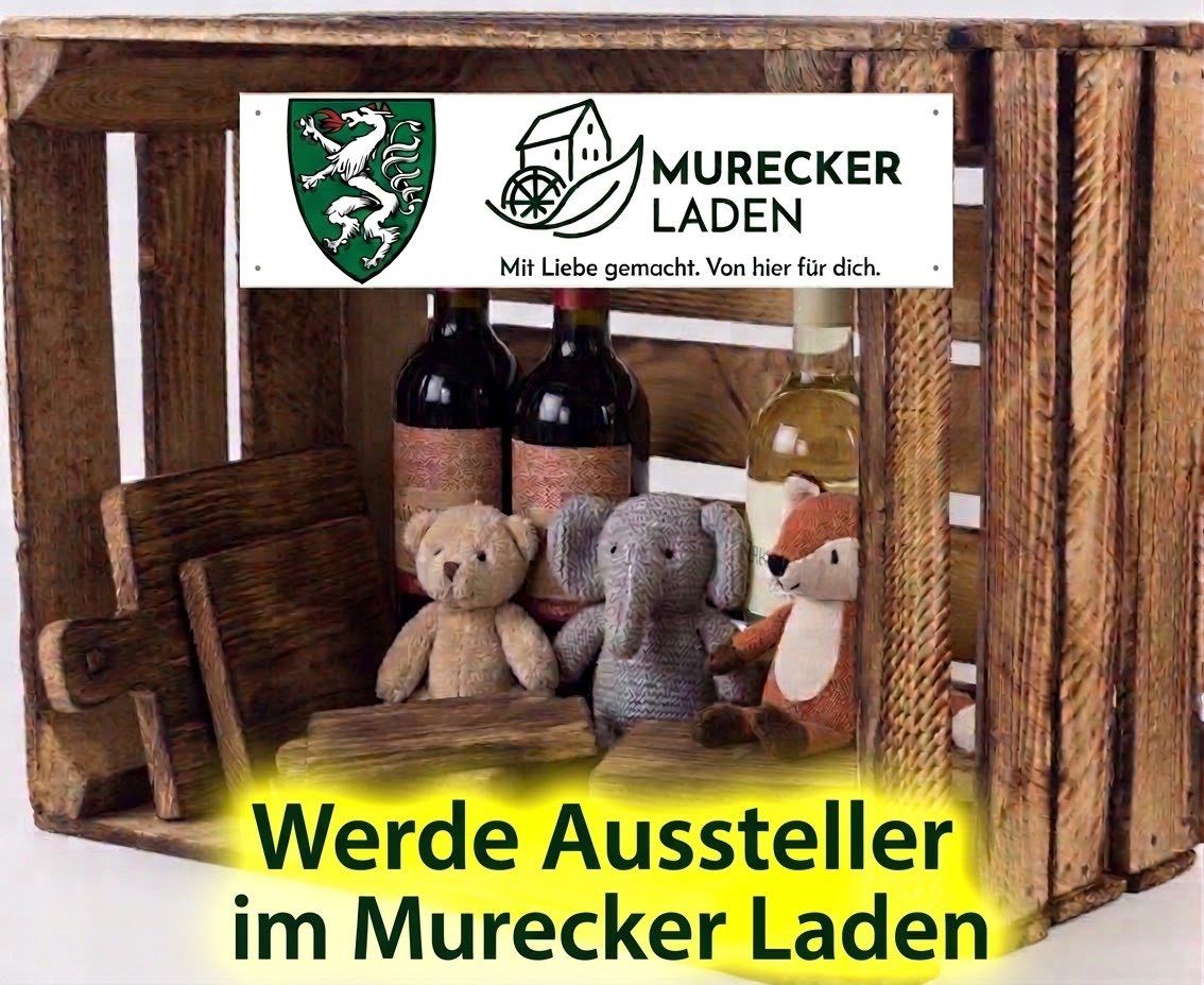 A wooden crate displays three wine bottles, a teddy bear, a grey elephant, and a fox. The crate has a sign that reads 'Murecker Laden'. The image has a yellow border with the words 'Werde Aussteller im Murecker Laden'.