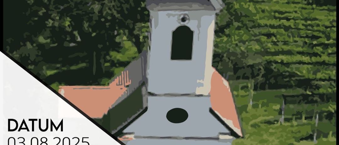 Plakat für ein Fest am 03.08.2025 im Schulhaus Gschmaier. Im Hintergrund ist eine Kirche mit rotem Dach und weißem Turm zu sehen. Das Wort 'Fest' steht in großen Buchstaben oben.