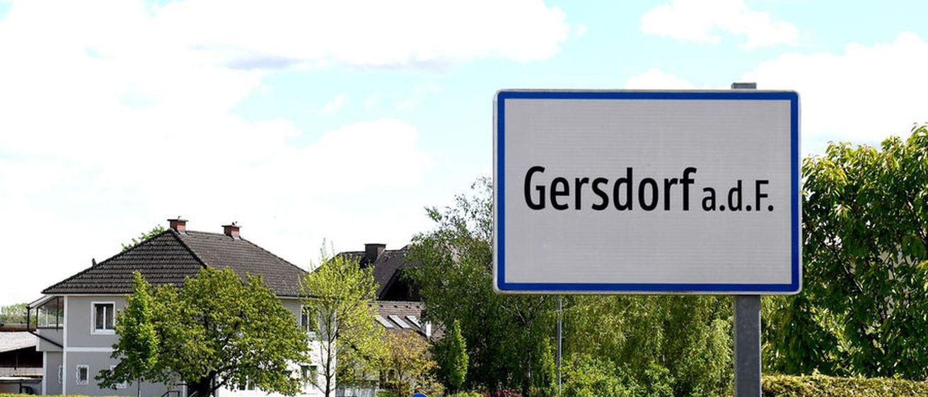 Bild enthält, Neighborhood, City, Road, Hedge, Street, Urban, Road Sign, Sign, Suburb, Outdoors