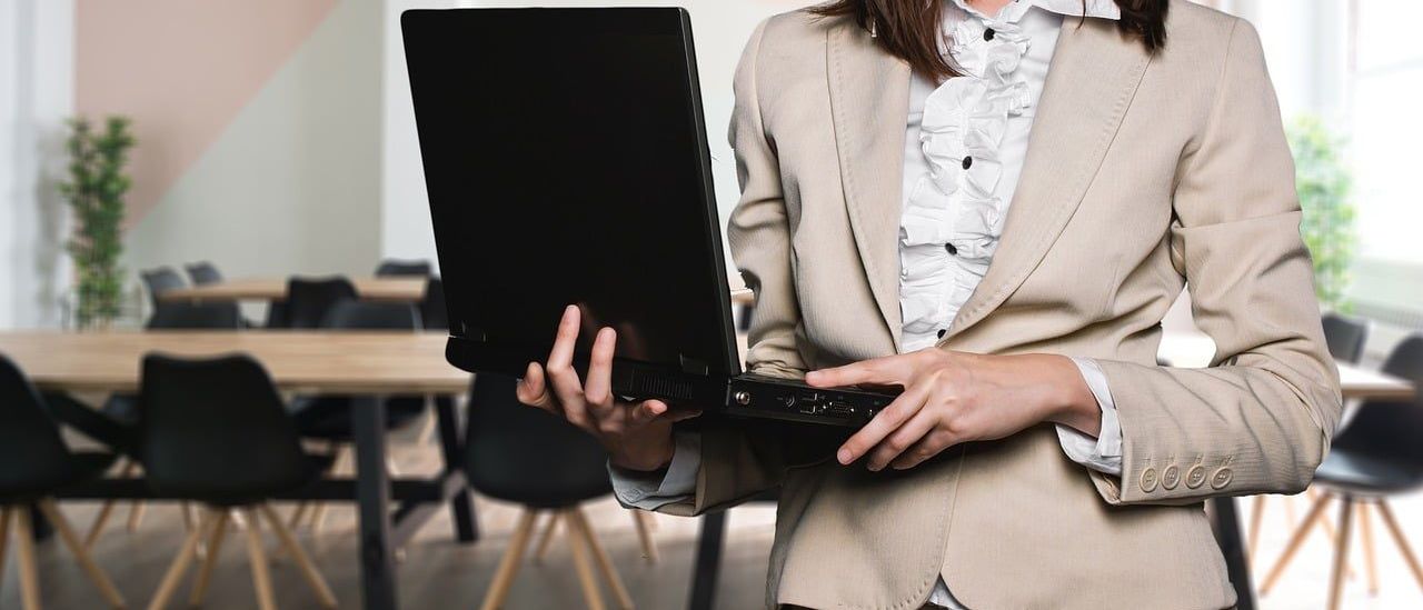 Bild enthält, Furniture, Table, Computer, Electronics, Laptop, Pc, Blazer, Coat, Executive, Desk