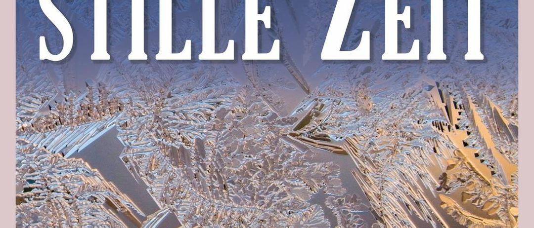 Buchcover für 'O Du Stille Zeit' mit einem eisigen Muster und blauem Hintergrund. Der Titel ist in weißer Schrift und das Buch ist für Kinder der Volksschule.