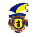Emblem mit einem Feuerwehrmann, der einen Stab hält, umgeben von einem kreisförmigen Banner mit Text und Farben.