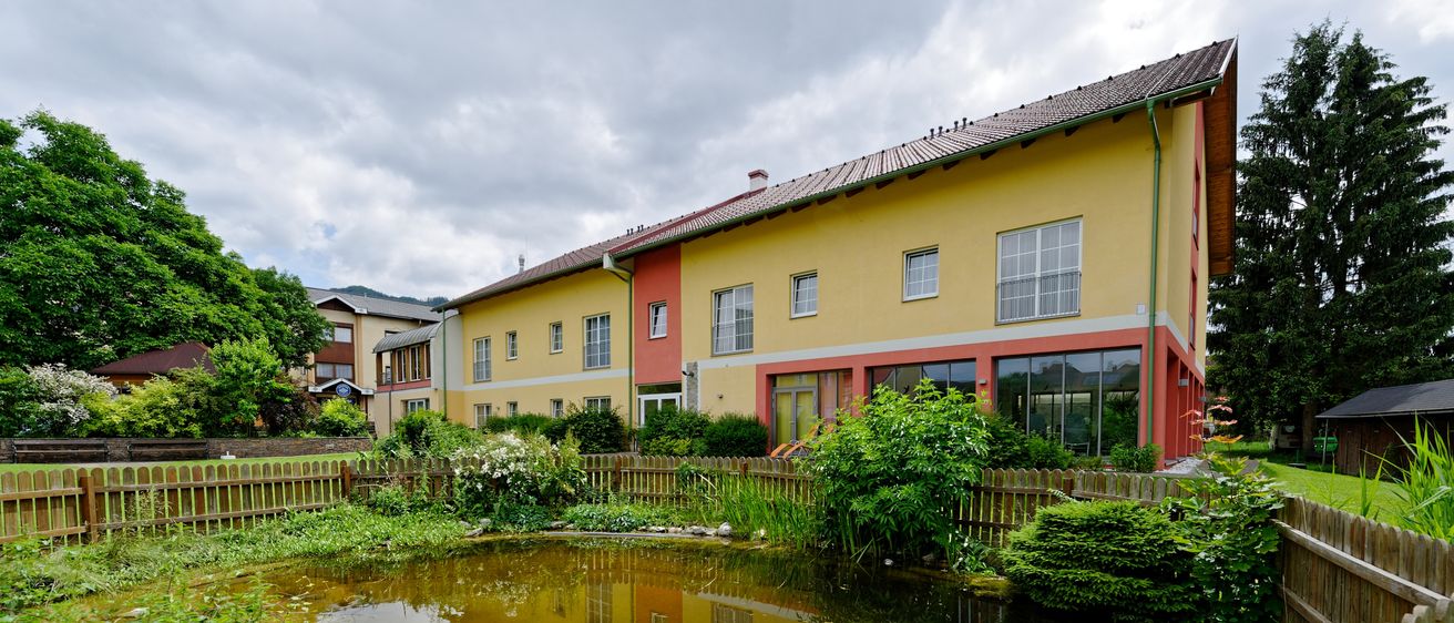 Bild enthält, Nature, Outdoors, Pond, Water, Tree, Fir, Neighborhood, Yard, Building, Fence