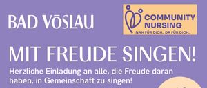 Drei Frauen stehen lächelnd vor einem lila Hintergrund. Der Text lautet 'Mit Freude Singen!' und 'Herzliche Einladung an alle, die Freude daran haben, in Gemeinschaft zu singen!' Die Daten und Zeiten für die Veranstaltung sind ebenfalls angezeigt.