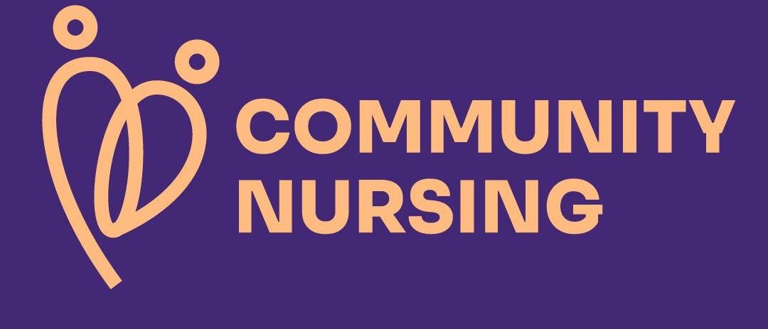 Das Community Nursing Logo zeigt eine stilisierte Figur in Beige auf einem lila Hintergrund. Die Worte 'COMMUNITY NURSING' sind in Beige und zentriert.