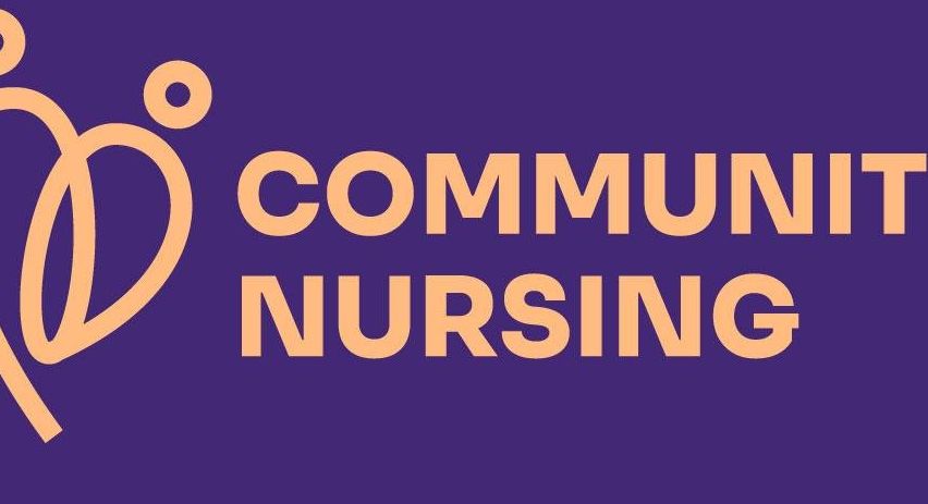 Das Community Nursing Logo zeigt eine stilisierte Figur in Beige auf einem lila Hintergrund. Die Worte 'COMMUNITY NURSING' sind in Beige und zentriert.