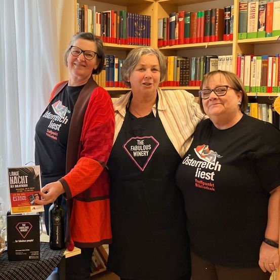 Bild enthält, Book, Publication, Indoors, Library, Person, Photography, Portrait, Pants, Shelf, Furniture