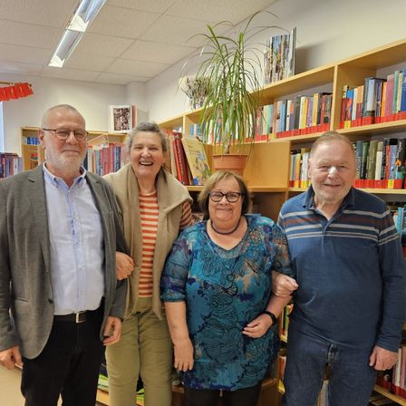 Bild enthält, Book, Publication, Library, Pants, Adult, Female, Person, Woman, Glasses, Necklace