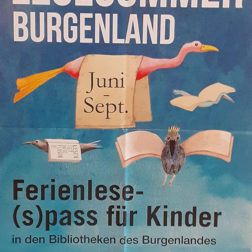Ein blauer Hintergrund mit dem Text 'Burgenland' und 'Juni-Sept.' Ein Vogel fliegt mit einem Buch im Schnabel. Der Poster hat den Text 'Ferienlese(s)pass fur Kinder' mit einer Illustration eines Vogels, der ein Buch halt.